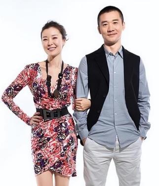 2011年，39岁的柯蓝恋上黄志忠，黄志忠不顾一切与结婚13年的琼瑶女郎何音离婚