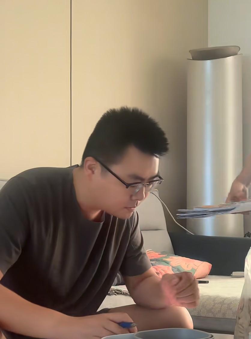 28事件认亲后，郭威虽然被网友指指点点，被骂不孝子。但他是最幸福的人，有三对父母