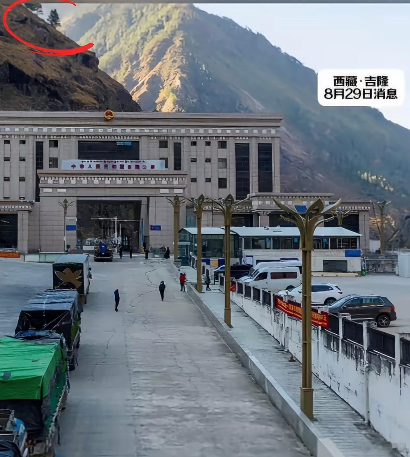 感谢英勇的搜救队员，但可能大家心里都明白，真的很难了，连楼都没了。​​​