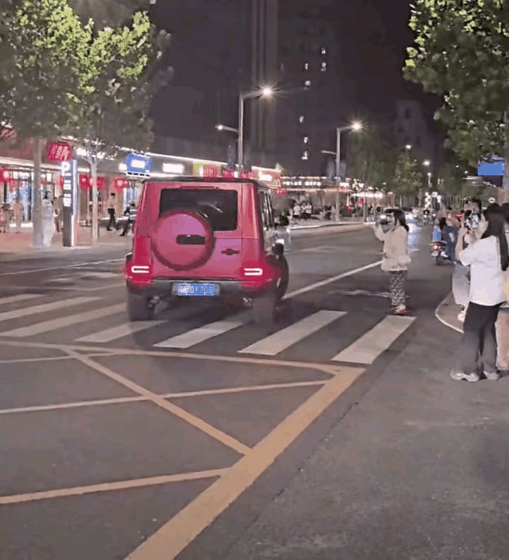 连夜回京！离得近就是好啊，自己开车🚗随时撤退[赞]离得近就是好啊！还能随时去