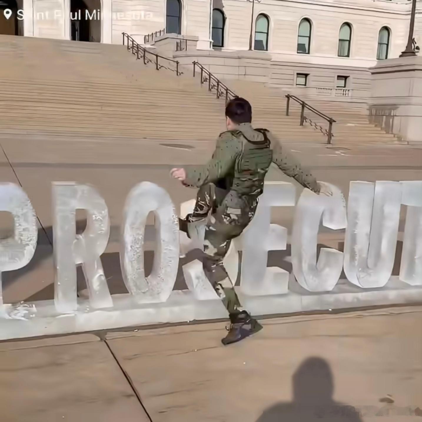 MAGA群体里面还是有能人啊！明尼苏达州民间组织筹了好几千美元在议会大厦外面做了