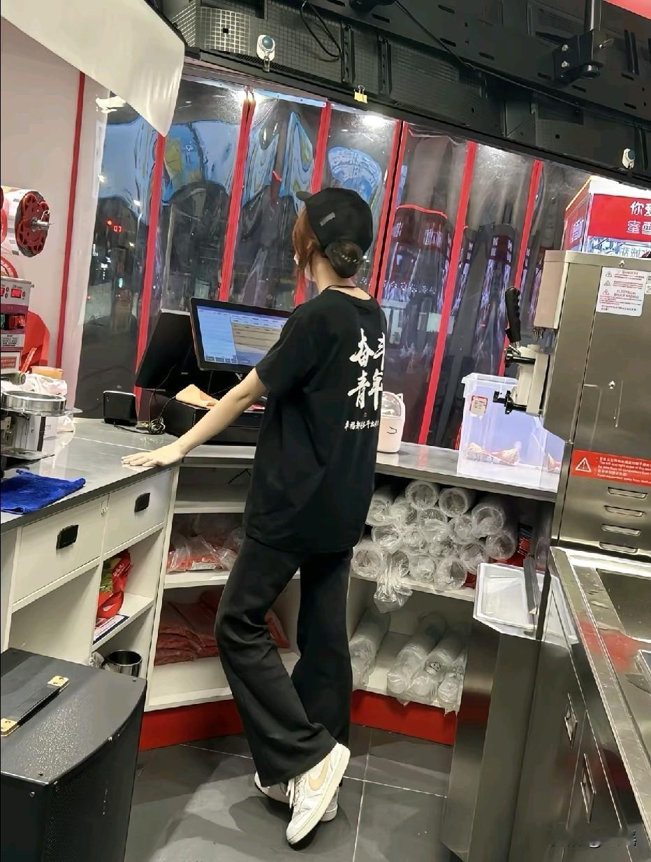 干过服务业的都知道，为什么要垫脚还有一只手扶着桌子，因为脚疼腿也不舒服只能通