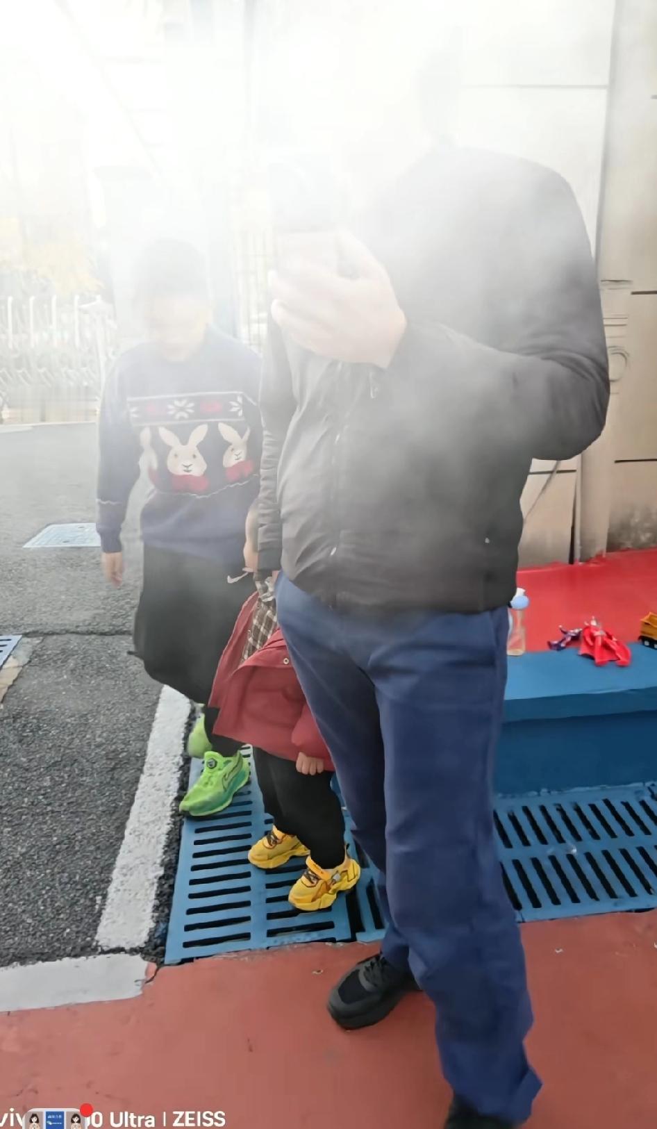 两个离婚了，抚养权在男的那，女的去看望孩子，那个男的约定探望的地方是消防队，所以