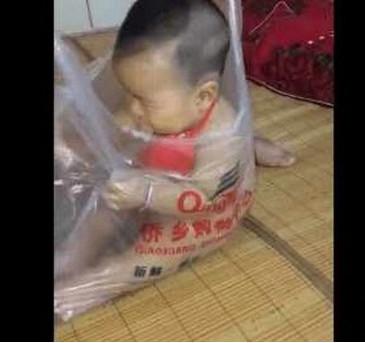 1岁宝宝被妈妈装进塑料袋里 孩子在里面瑟瑟发抖