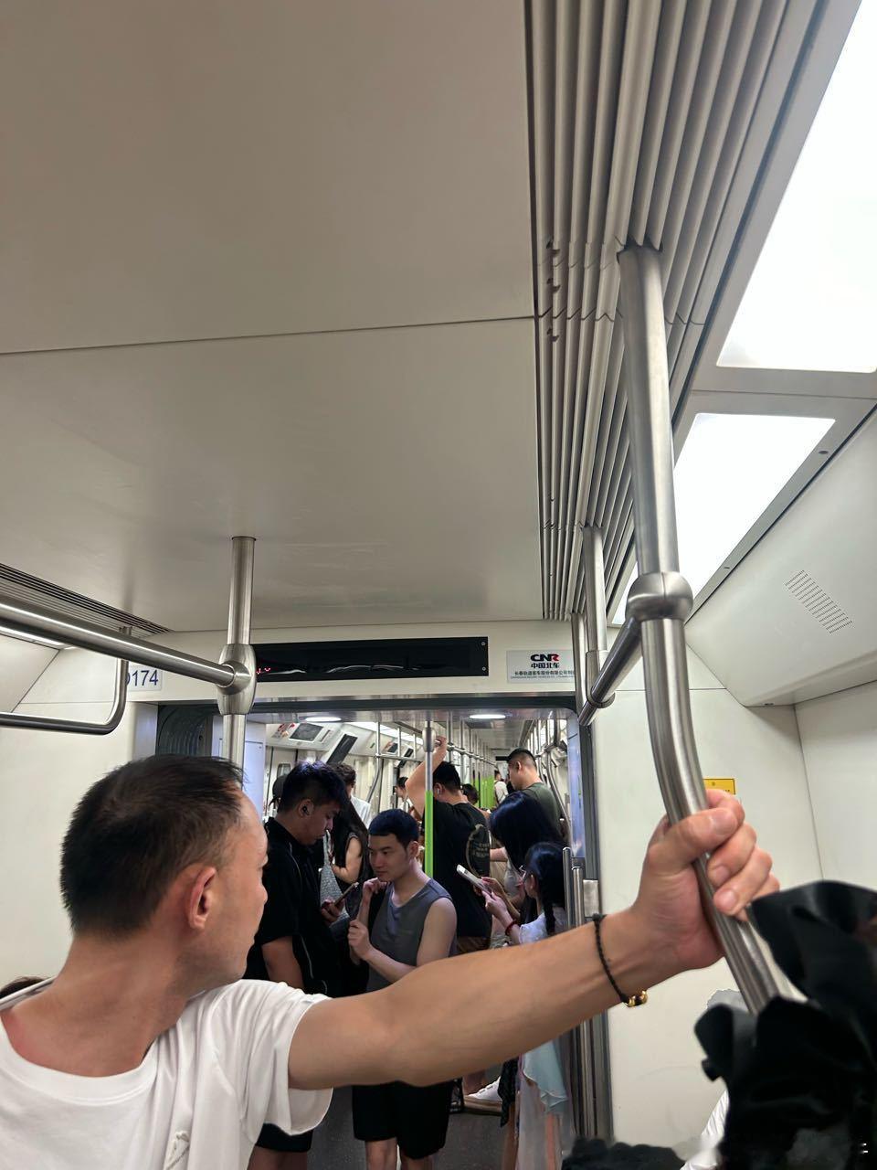 武汉地铁网友：2026.7.18，周六，22:04，武汉6号线六渡桥-汉正街区