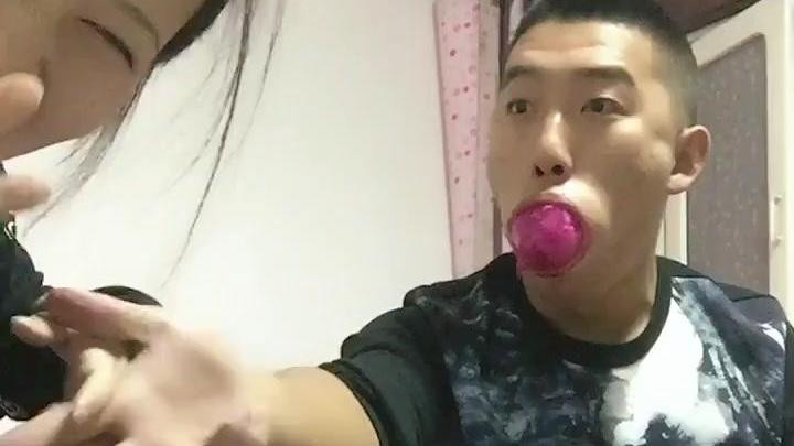 爆笑恶搞男友,火龙果一口闷你们看着像什么
