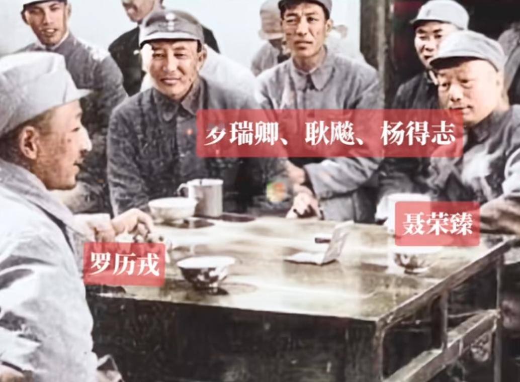 解放战争时期，解放军大部分时间里，没有统一的军旗、军徽，因此直到1948年初，中