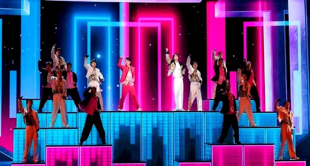 春晚收视冲破38%的那个王炸舞台，其实开场第一秒就差点崩了。镜头怼脸，王一