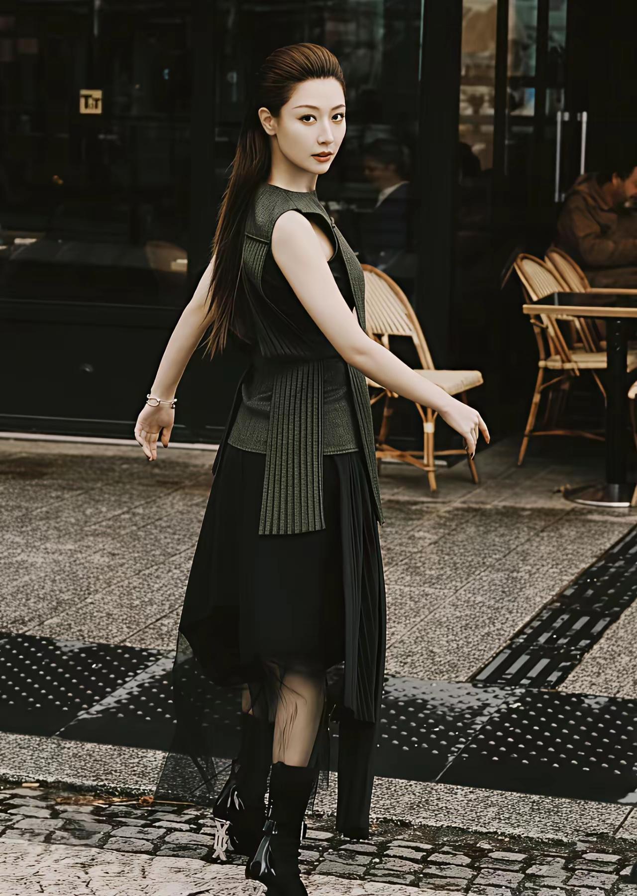 都市时尚风，优雅黑裙，街头随拍。气质黑裙搭配性感黑裙穿搭气质黑裙轻奢时尚黑