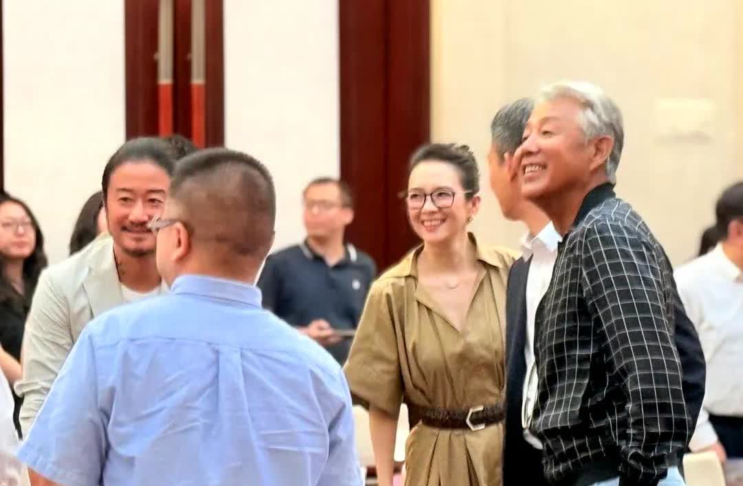 章子怡吴京同框了。央妈镜头里，章子怡眉眼舒展，吴京带着胡茬，少了精致却多了实感。