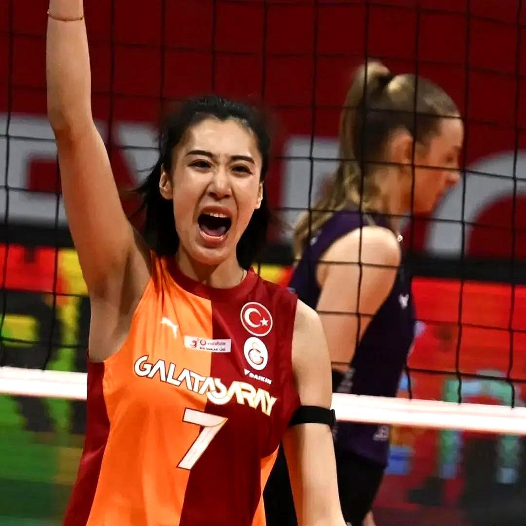 10分替补杀疯了！王媛媛第二局才踩进场，12扣7中顺手再送3记拦网，十分钟