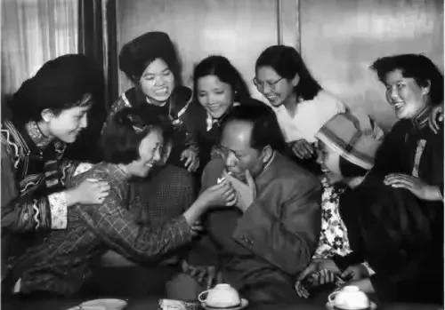 在历史的长河中，有许多令人动容的瞬间，毛主席与群众在一起的画面就是其中最温暖的篇