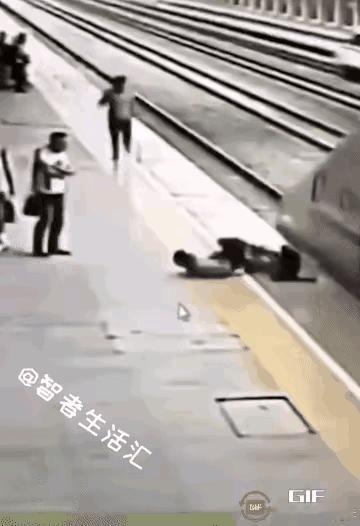 别忙着夸救人的小伙，我想唱点反调。看视频，一个小伙拼死把要卧轨自杀的人拉了回来