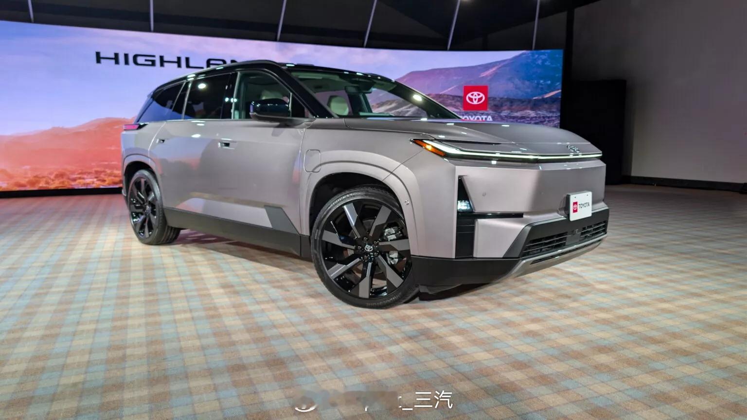 设计纯电汉兰达丰田还是在国内的大三排混战中学到很多东西这个外形应该是丰田SUV