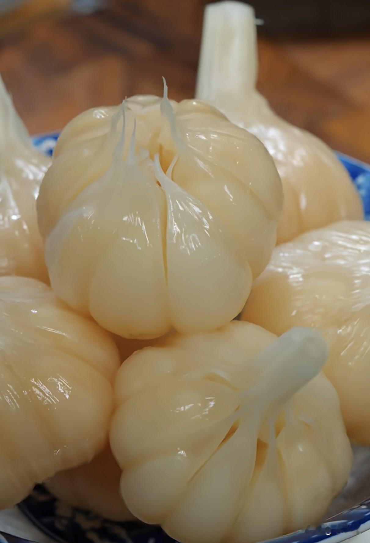 我以前从来不爱吃生糖蒜，总觉得辣味冲、吃完嘴里味道重，吃多了还容易烧心反酸。