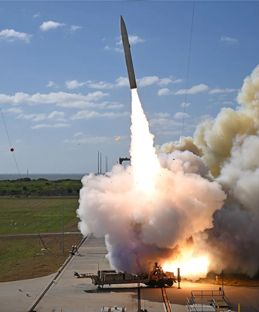 美国国防部长赫格塞斯最近访问阿拉巴马州红石兵工厂时，被告知暗鹰LRHW高超弹的战