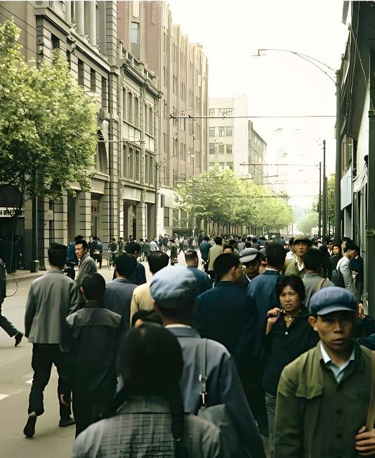 1972年1月3日上午，上海市川沙县杨思公社王家村生产队的女社员们在地头收割卷心