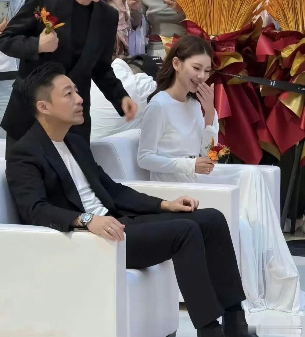 看了马筱梅，终于知道什么叫“钱气养人”，这不是变装，是活脱脱的蜕变！我怀疑她老公
