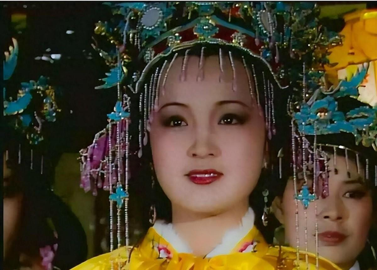 宝玉与宝钗喜结连理，贾元春送来珍贵锦缎，贾母看到后为何露出如此惊愕的神情？贾府危
