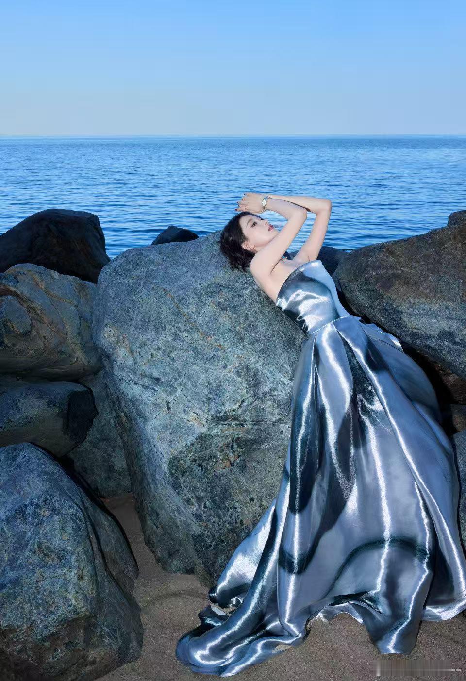 孙怡怎么把海浪穿在身上看孙怡这身银色抹胸裙，真的是把海浪穿在身上的节奏，水光潋