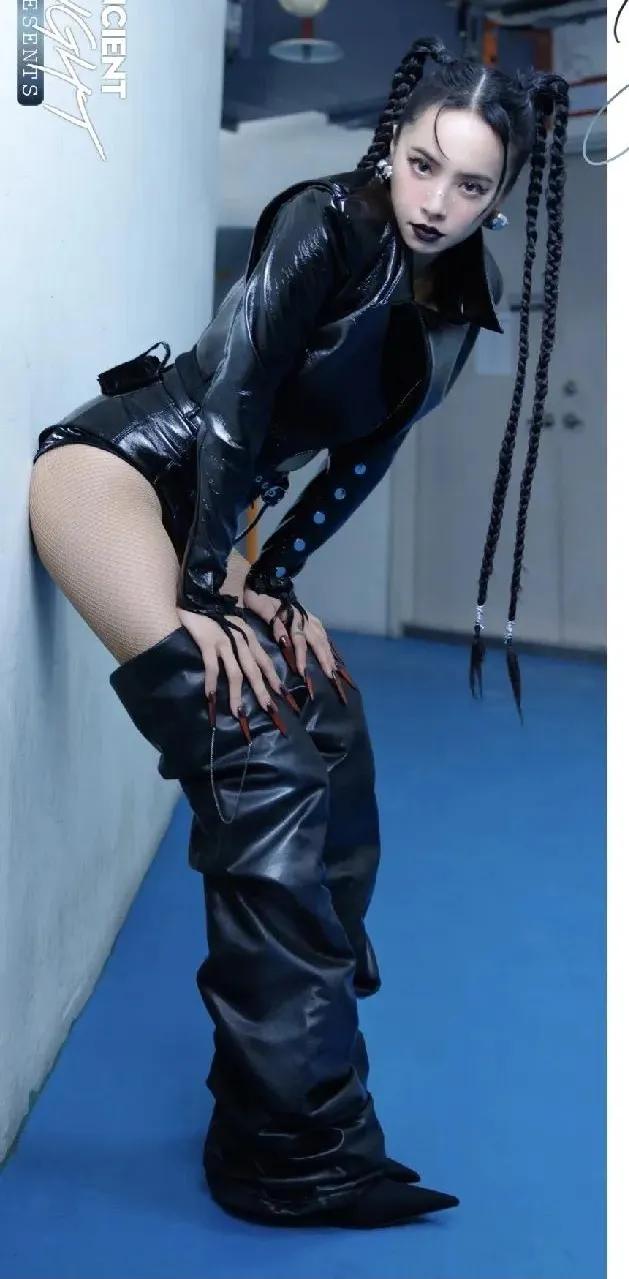 原谅我不厚道的笑了，蔡依林果然是蔡依林，王心凌不敢穿的衣服，她随意拿捏。