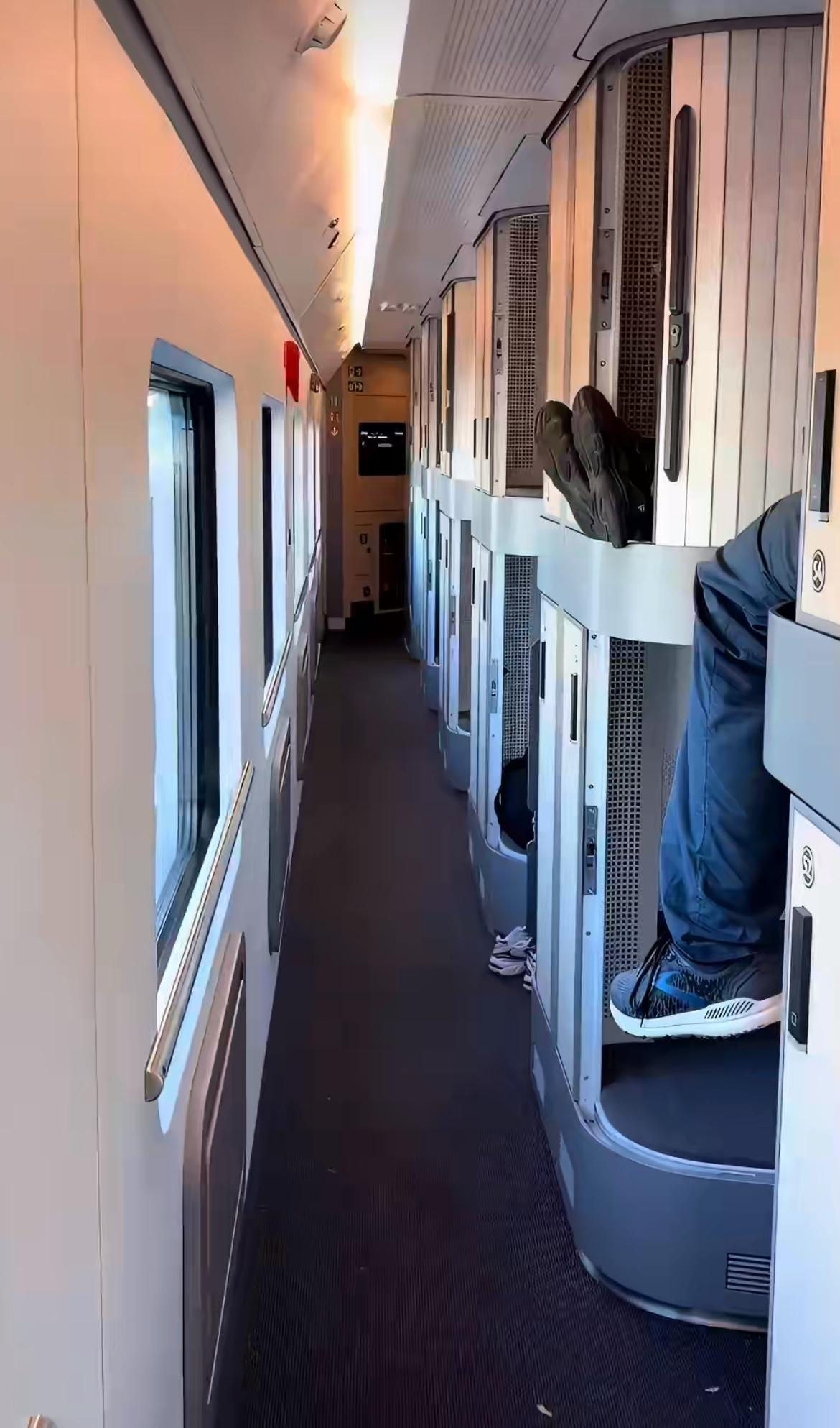 华人建议国内高铁应该学习瑞士卧铺，他们的设计非常的具有隐私性和舒适，而且还可以锁