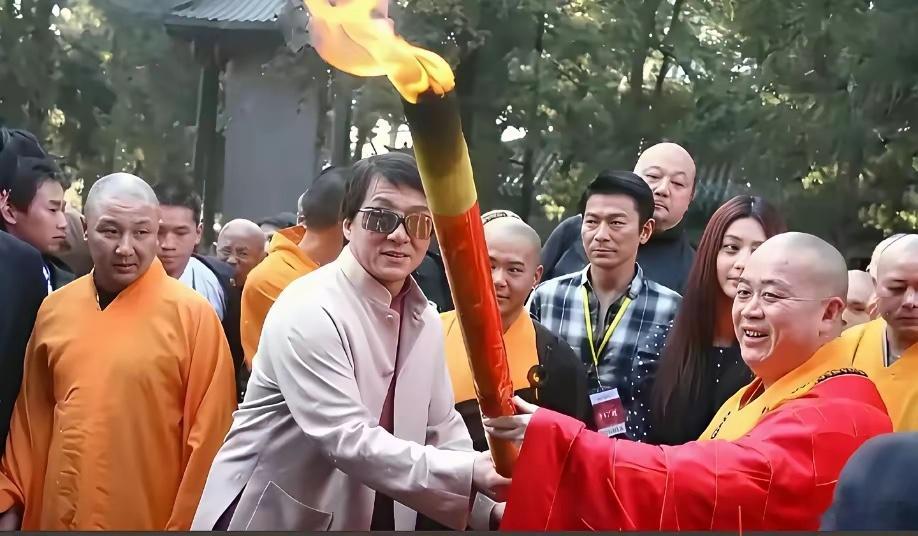 释永信当年是多么的风光无限，你看国际巨星成龙大哥，刘天王都到场，为他捧场。