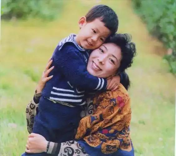 关牧村，这位德艺双馨的艺术家，在家庭中同样展现着温暖与大度。父亲100岁离世，这