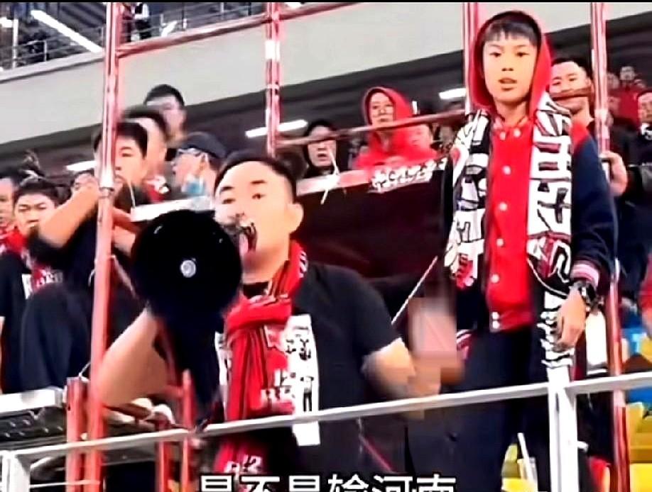 凤凰山球场刚把终场哨吹响，记分牌写着1比2，成都蓉城提前告别中超夺冠概率，主队看