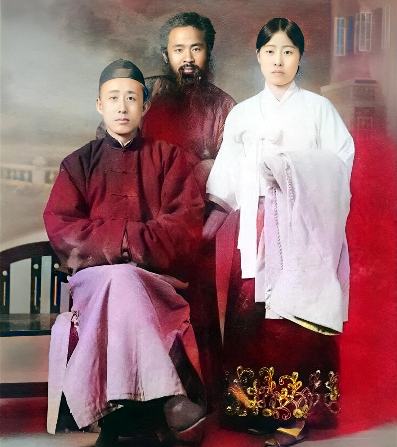 这张照片拍摄于1927年。28岁的张大千与十五岁的歌舞妓池春红站立在朋友江藤涛雄