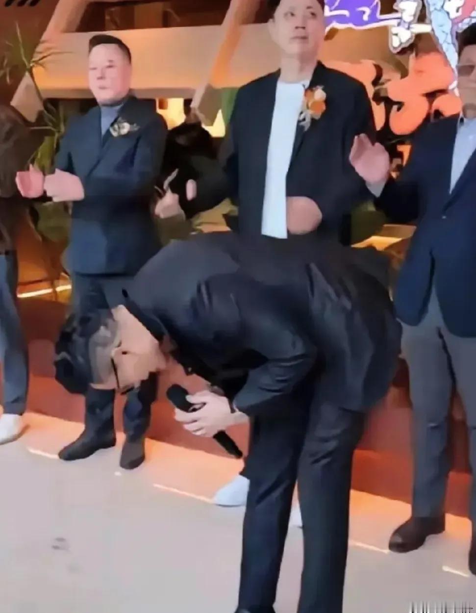 这90度鞠躬的戏码，现在是真不管用了。汪小菲最近这波