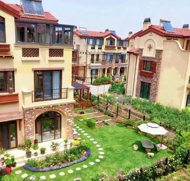 我老板身家几千万，郊区别墅空着，却在市区买了两套大平层，一套自己住，一套给父母。