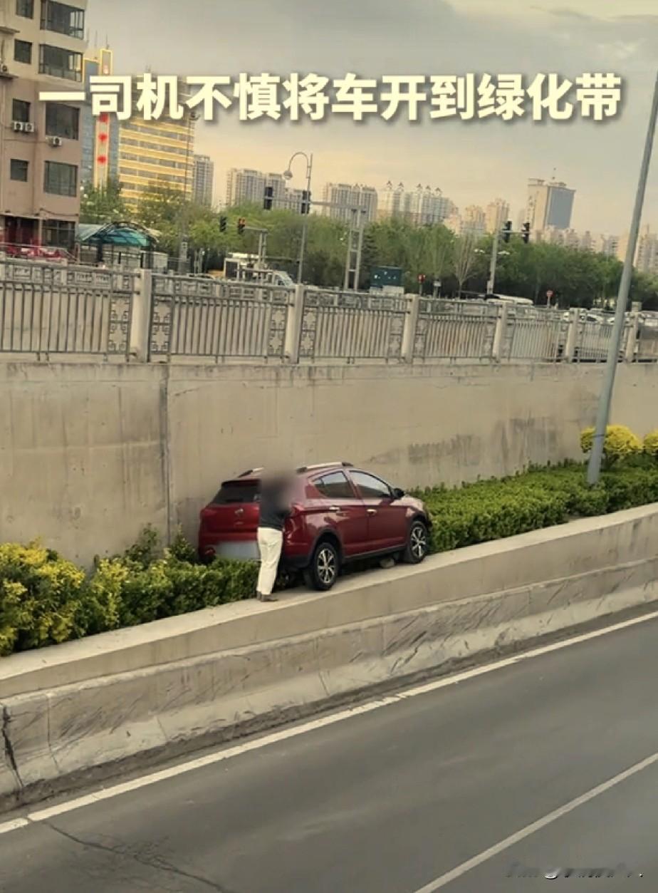 不光太原，全国人民都看到了！太原，一名女司机因为她的“车技”火出圈了，全网都