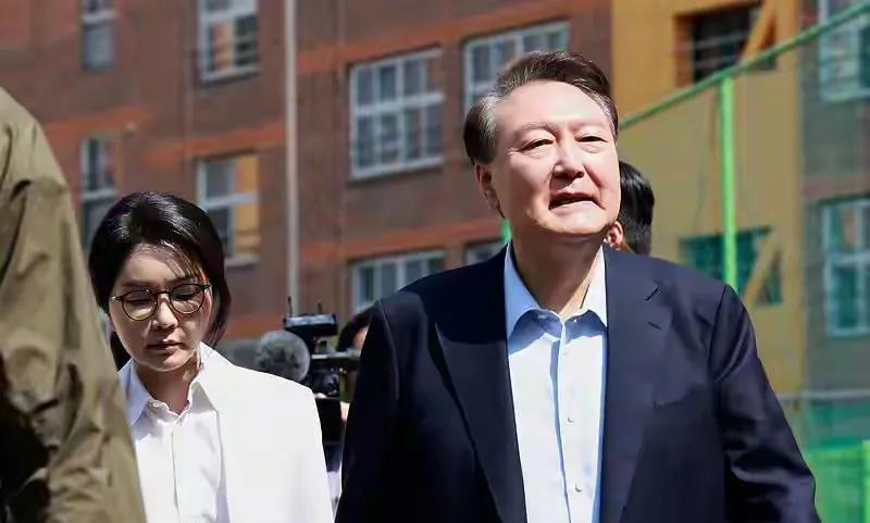韩国原总统尹锡悦这时候面临特检组的第2次审问的时间长达15个小时。他这时候服软