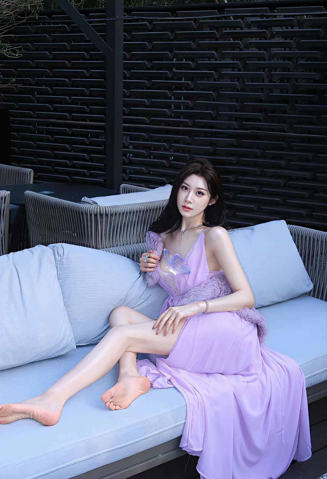 紫色连衣裙搭配蝴蝶发夹，优雅气质满满！