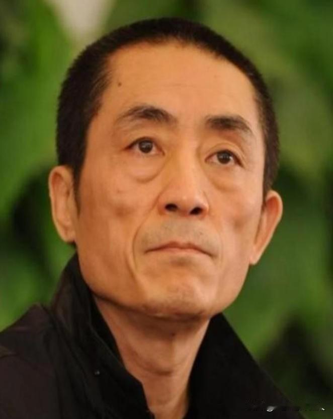 2008年奥运会开幕式上，姚明高举红旗走在人群正前方。突然，张艺谋脸色大变，冲着