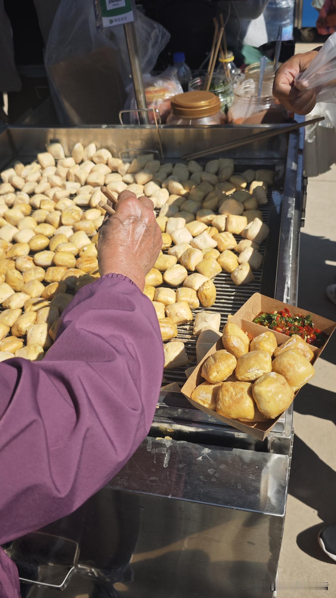 在云南，怕没有人没有吃过这些美食，今天我和家人出来玩，人非常多，逛久了肚子有点饿