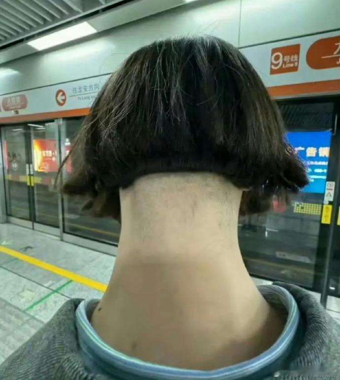今天同事去理发！同事花四位数剪的短发，居然把脖子“剪没了”？她兴冲冲跟我说