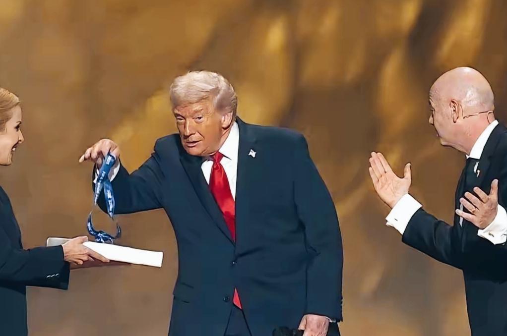 特朗普这面部表情是什么意思呢？特朗普手拿奖牌的姿势，是不是挺特别啊！这是着急