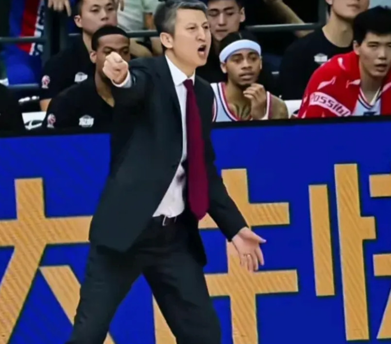 教练的激情会感染着球队，教练的认可，会鼓舞着队员的斗志。中印之战，郭士强完美的