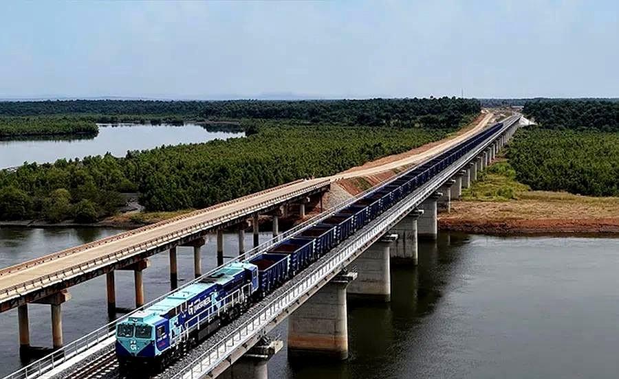 新加坡媒体：几内亚西芒杜铁矿：中国速度征服世界。2025年，西芒杜铁矿首批铁矿