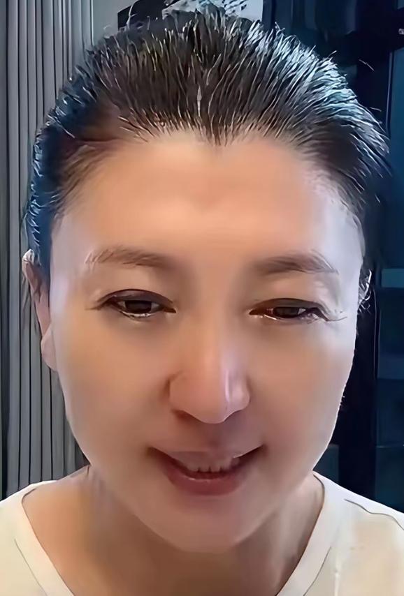 闫学晶“服软”：不是向网友低头，而是向娱乐圈规则妥协闫学晶的账号悄然设为私密