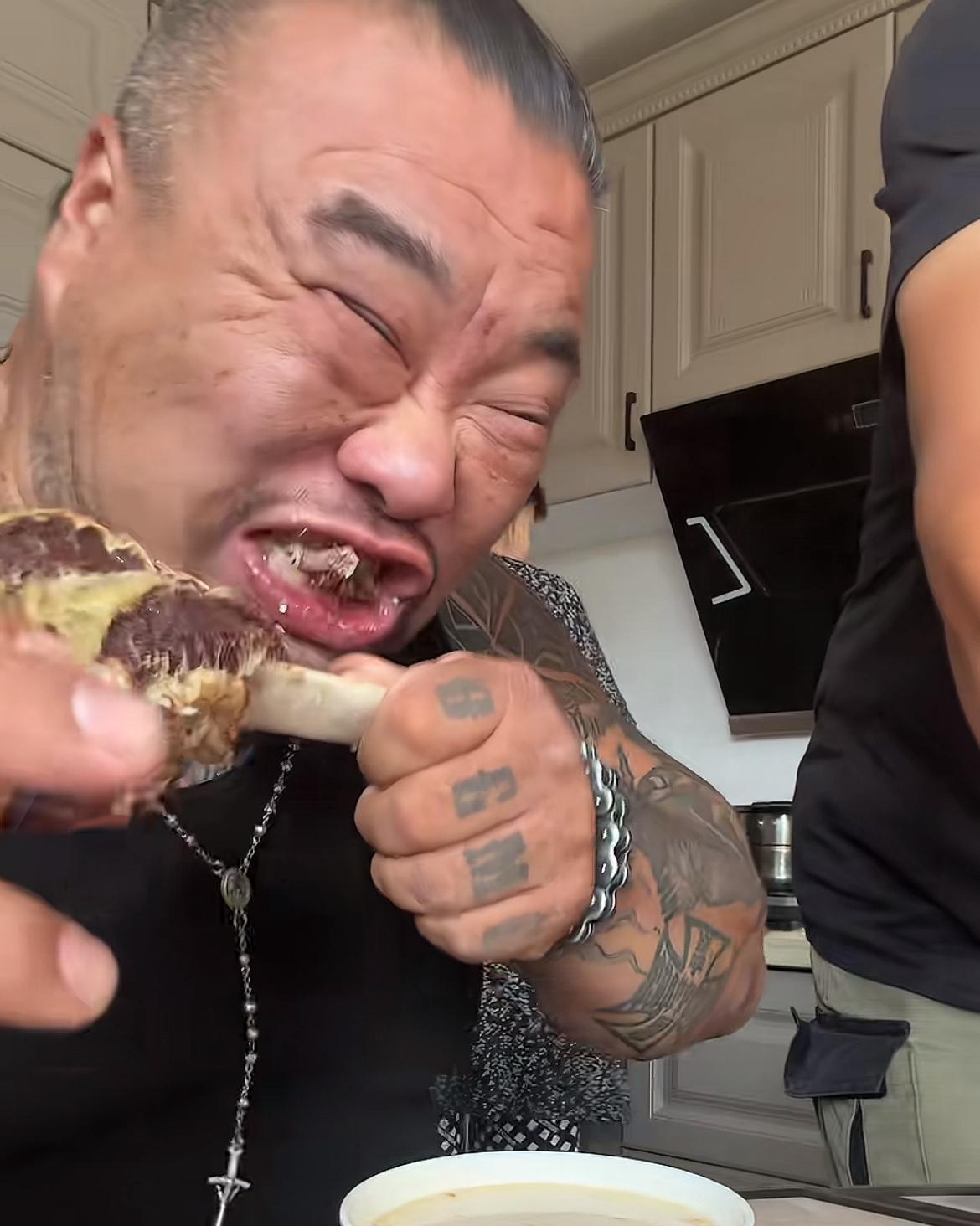 北京“老炮儿”岳洋真的太潇洒了，与大花臂妻子一起现身内蒙古游玩，一个开车享受惬意
