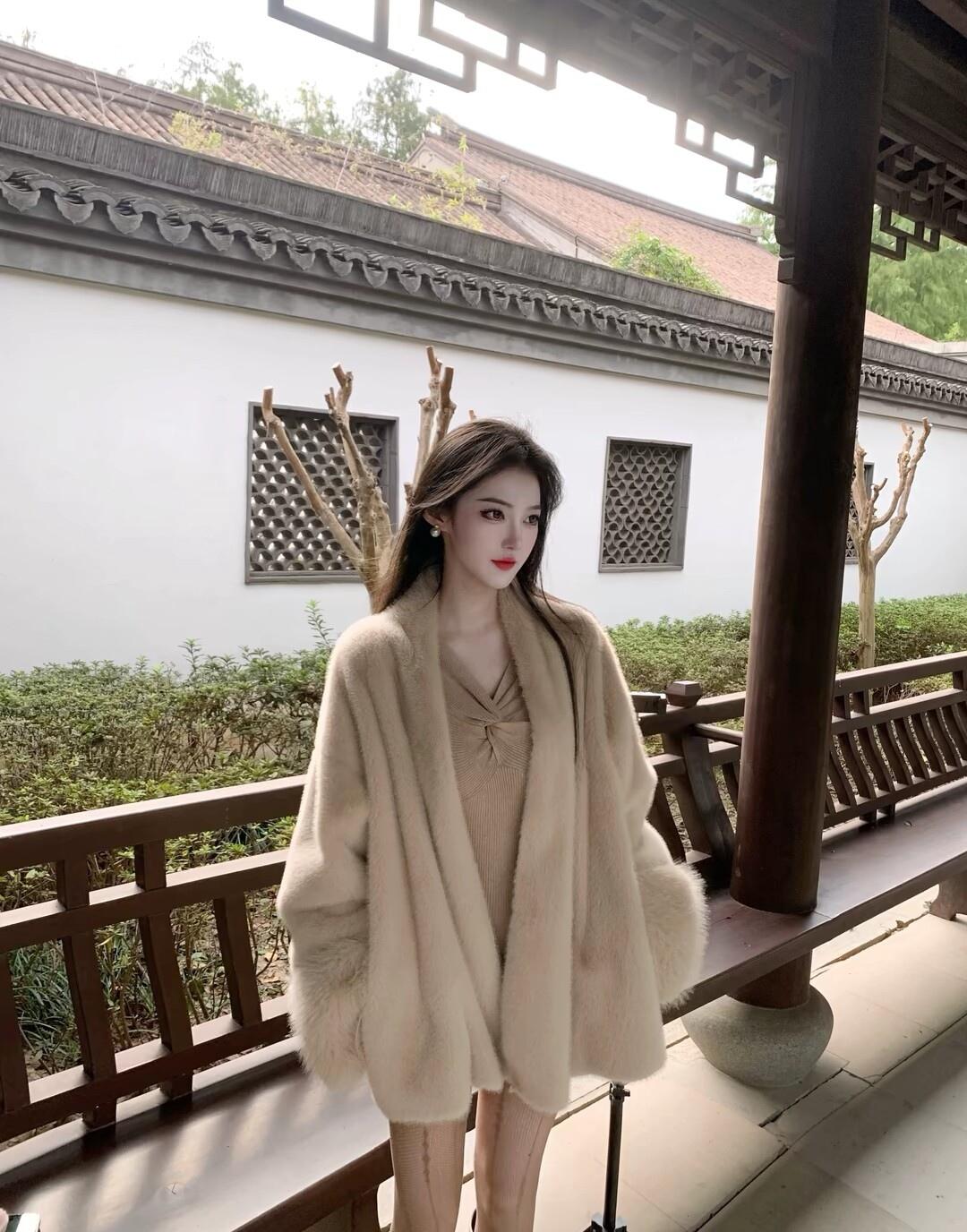 冬日暖阳下，优雅女子在古风庭院中漫步，毛绒大衣与红唇相得益彰，尽显温婉与时尚。