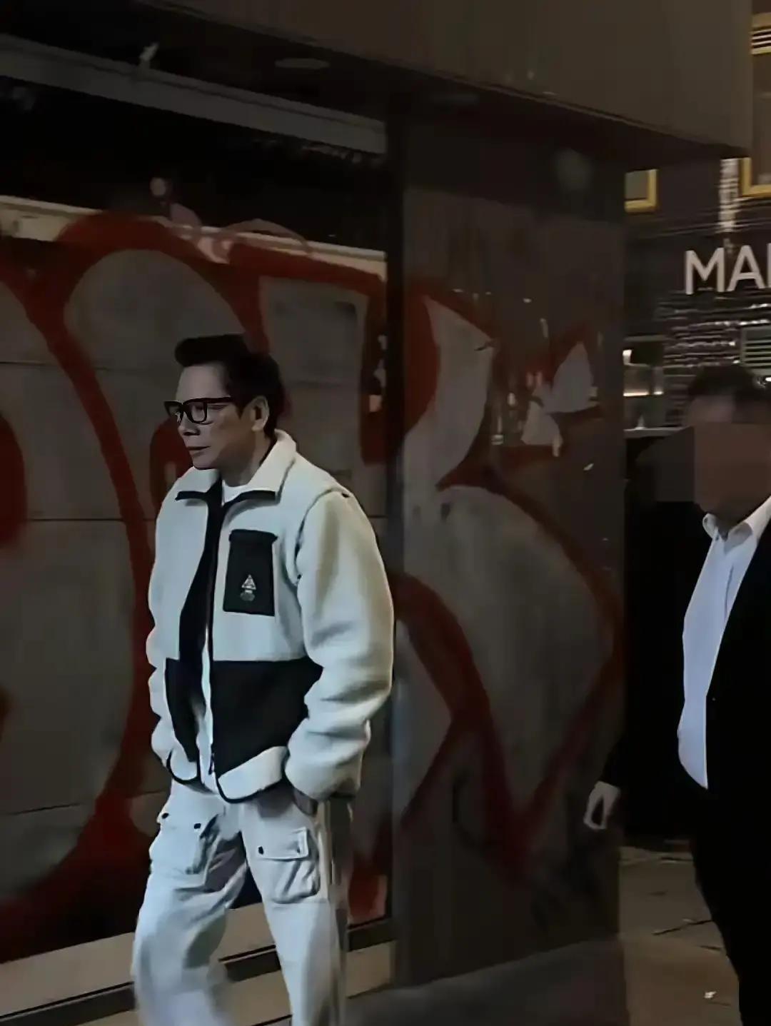 78岁的向华强又炸街了！浅色风衣配高领毛衣，身板笔挺地走在中环，这状态哪像年近