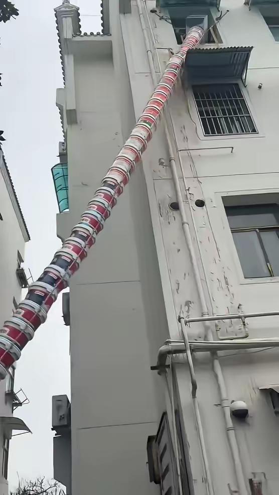 安徽大哥被累弯了腰，却用37个废塑料桶“逆天改命”！3小时候1小时干完