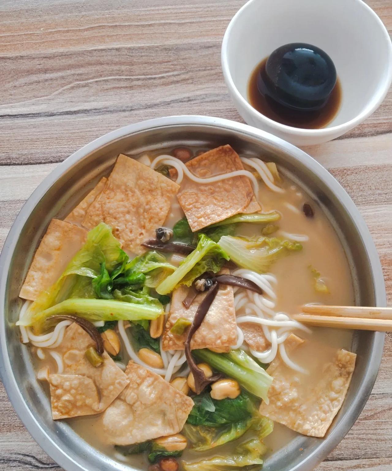 这两天不做饭，真是太爽了，一学期做饭做的够够的。这两天是我的颓