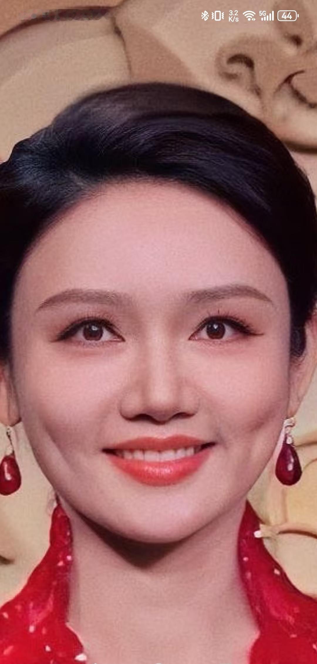 她看提词器？呸！春晚根本没那玩意，你被眼球骗了！龙洋瞳孔直勾勾盯着镜头，眼