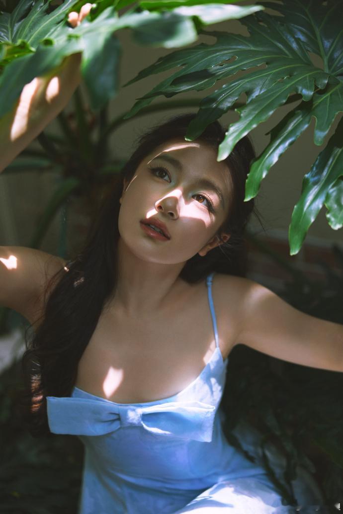 李兰迪蝴蝶结蓝裙满满的少女感，真的是又甜又觉得好灵动呀，太喜欢李兰迪蝴蝶结蓝裙