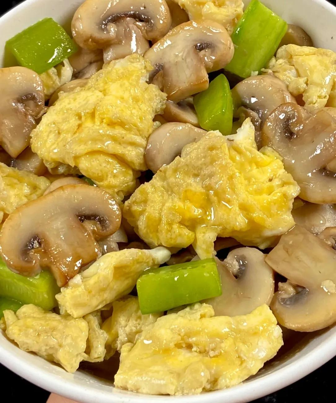 挑食的儿子尝了一口，就说这玩意可以让他长高个，还要天天给他做。我妈尝了一口，直